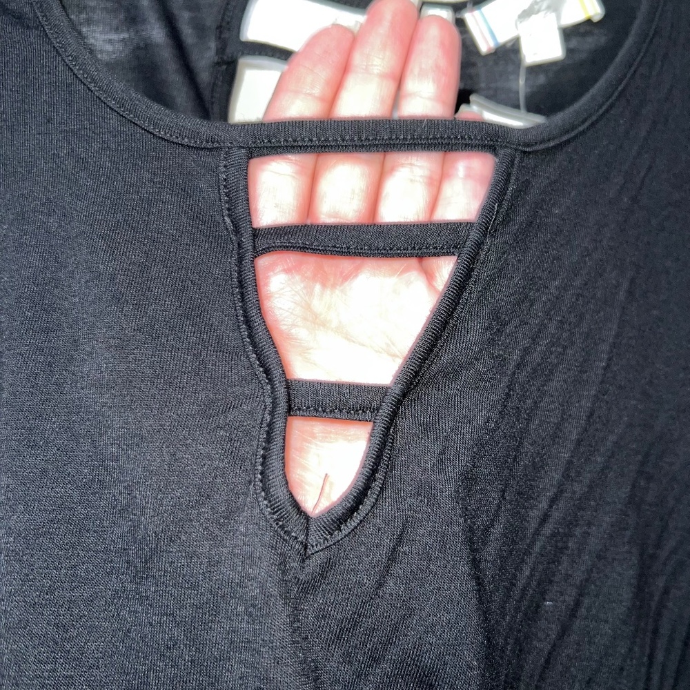 BLACK SIDE RUCHED TOP - Picture 3 of 7